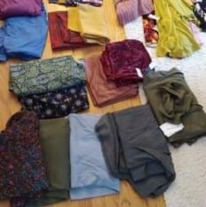 Lot of 25 Lularoe items...some NWT, many solids